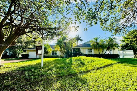 Villa ou maison à vendre à Miami, Floride: 4 chambres, 200.02 m2 № 1077652 - photo 1
