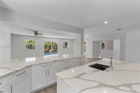 House in Plantation, Florida 6 bedrooms, 571.81 sq.m. № 1127560 - photo 22