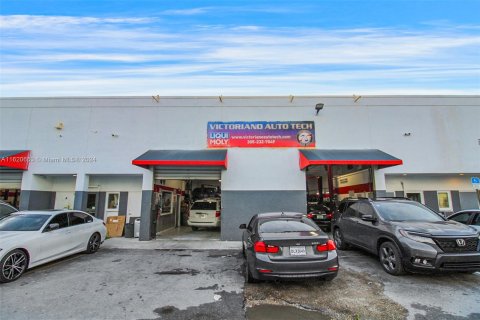 Propiedad comercial en venta en Miami, Florida № 1330492 - foto 14