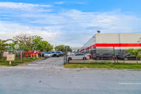 Propiedad comercial en venta en Miami, Florida № 1330492 - foto 18