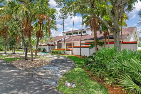 Купить виллу или дом в Майами, Флорида 5 спален, 305.83м2, № 664764 - фото 1