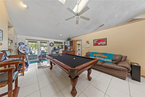 House in Miami, Florida 5 bedrooms, 305.83 sq.m. № 664764 - photo 7