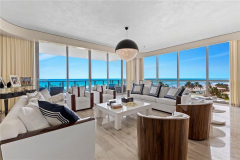 Condominio en venta en Sunny Isles Beach, Florida, 3 dormitorios, 428.19 m2 № 981263 - foto 1
