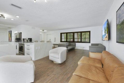 Villa ou maison à vendre à North Miami Beach, Floride: 4 chambres № 886278 - photo 9