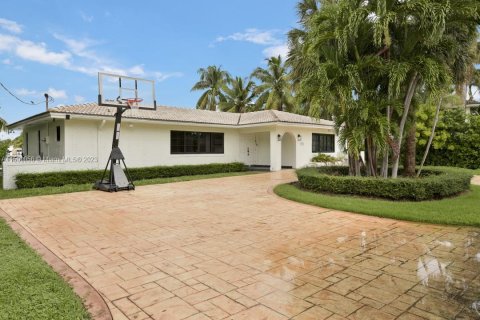 Villa ou maison à vendre à North Miami Beach, Floride: 4 chambres № 886278 - photo 1