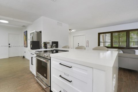 House in North Miami Beach, Florida 4 bedrooms № 886278 - photo 11