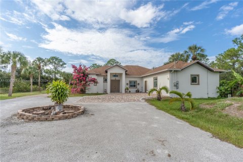 House in Naples, Florida 5 bedrooms, 290.6 sq.m. № 1006842 - photo 22