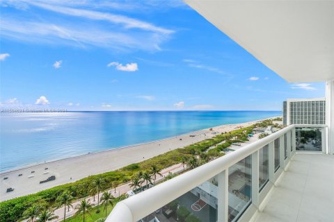 Condo in Miami Beach, Florida, 2 bedrooms  № 912685 - photo 30