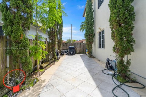 Casa en venta en Miami, Florida, 5 dormitorios, 238.48 m2 № 1306263 - foto 5