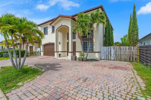 Villa ou maison à vendre à Miami, Floride: 5 chambres, 238.48 m2 № 1306263 - photo 1