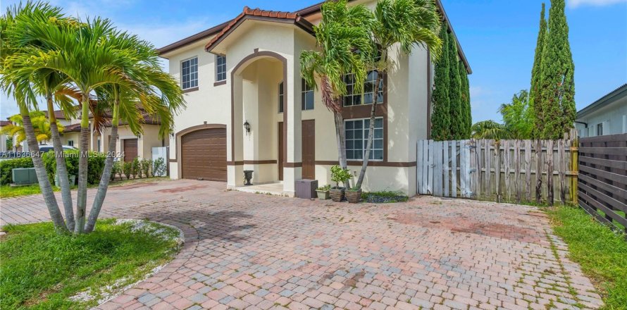 Villa ou maison à Miami, Floride 5 chambres, 238.48 m2 № 1306263