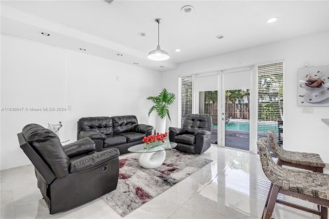 Villa ou maison à vendre à Miami, Floride: 5 chambres, 238.48 m2 № 1306263 - photo 13