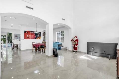 Casa en venta en Miami, Florida, 5 dormitorios, 238.48 m2 № 1306263 - foto 9