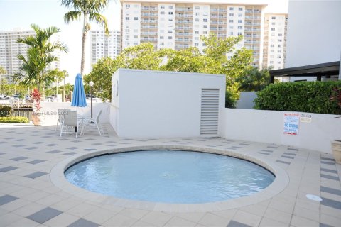 Condo in Sunny Isles Beach, Florida, 3 bedrooms  № 1127466 - photo 21