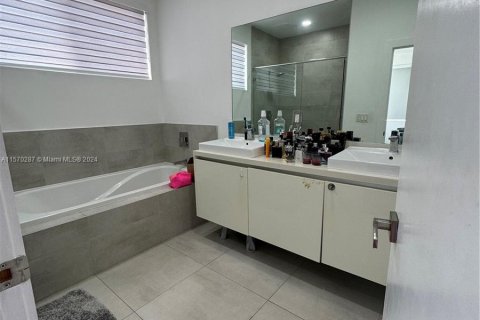 Townhouse in Doral, Florida 3 bedrooms, 168.71 sq.m. № 1120870 - photo 16