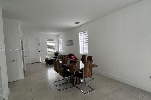 Townhouse in Doral, Florida 3 bedrooms, 168.71 sq.m. № 1120870 - photo 3