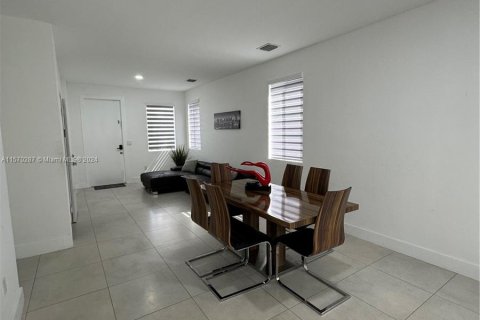Townhouse in Doral, Florida 3 bedrooms, 168.71 sq.m. № 1120870 - photo 8