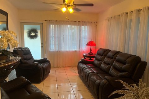 House in Miami, Florida 2 bedrooms, 100.52 sq.m. № 1389662 - photo 9