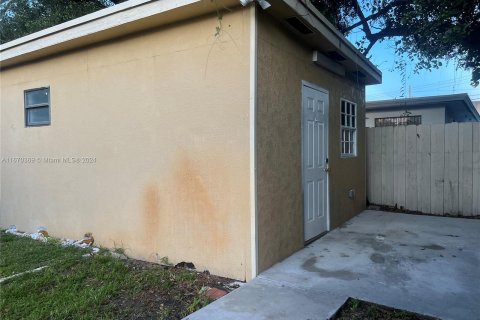 House in Miami, Florida 2 bedrooms, 100.52 sq.m. № 1389662 - photo 7