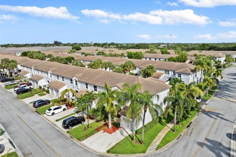 Adosado en venta en Pembroke Pines, Florida, 3 dormitorios, 155.98 m2 № 1389617 - foto 4