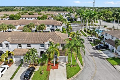 Touwnhouse à vendre à Pembroke Pines, Floride: 3 chambres, 155.98 m2 № 1389617 - photo 2