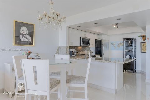 Condo in Miami, Florida, 1 bedroom  № 1389616 - photo 7