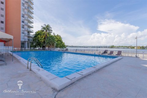 Condo in Miami, Florida, 1 bedroom  № 1389616 - photo 26