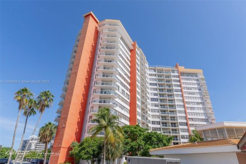 Condo in Miami, Florida, 1 bedroom  № 1389616 - photo 1