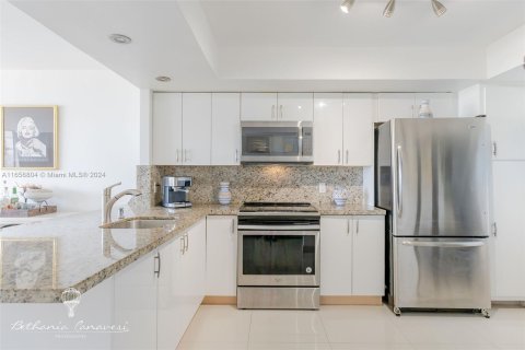 Condo in Miami, Florida, 1 bedroom  № 1389616 - photo 2