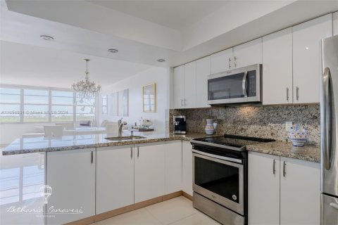 Condo in Miami, Florida, 1 bedroom  № 1389616 - photo 4