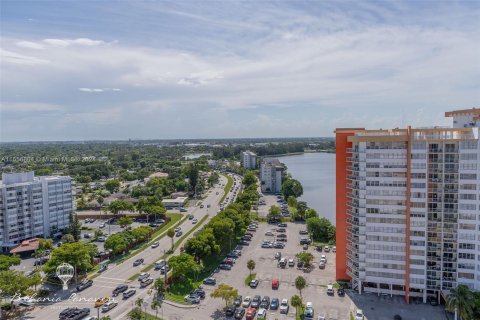 Condo in Miami, Florida, 1 bedroom  № 1389616 - photo 21