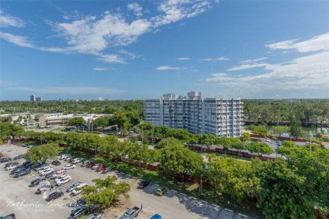 Condo in Miami, Florida, 1 bedroom  № 1389616 - photo 17