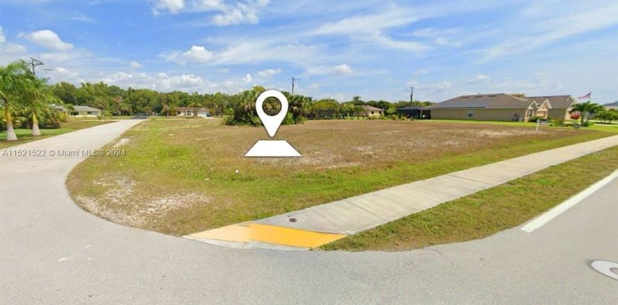 Commercial property in Cape Coral, Florida № 970112
