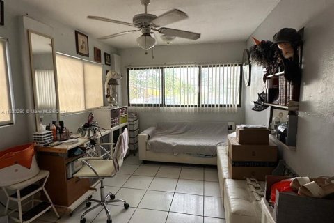 House in Miami, Florida 3 bedrooms, 170.2 sq.m. № 970157 - photo 13