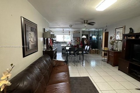 House in Miami, Florida 3 bedrooms, 170.2 sq.m. № 970157 - photo 5