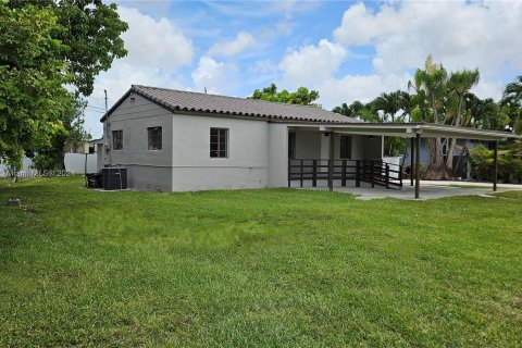 House in Miami, Florida 3 bedrooms, 119.01 sq.m. № 1294480 - photo 2