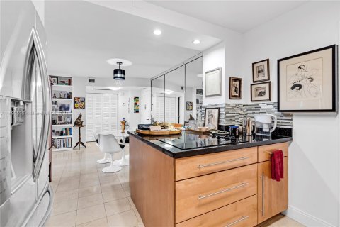 Condo in Miami, Florida, 1 bedroom  № 1184740 - photo 21