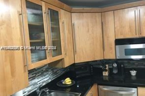 Condo in Miami, Florida, 1 bedroom  № 1184740 - photo 16