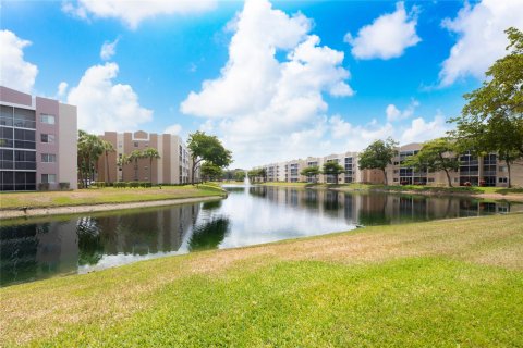 Copropriété à vendre à Fort Lauderdale, Floride: 2 chambres, 100.33 m2 № 1189679 - photo 1