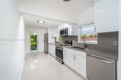 Apartamento en alquiler en Miami, Florida, 2 dormitorios, 80.36 m2 № 1355179 - foto 11