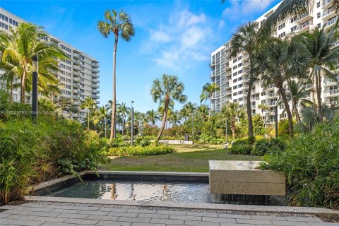 Condo in Miami Beach, Florida, 1 bedroom  № 1355136 - photo 1