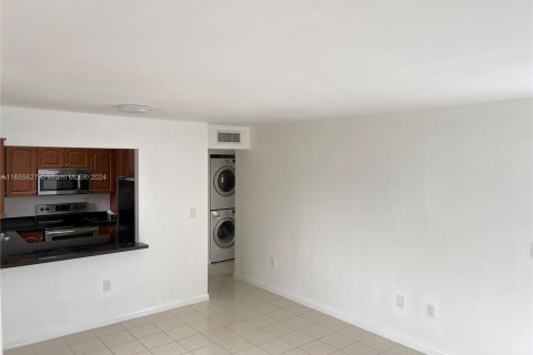 Condominio en alquiler en Miami, Florida, 2 dormitorios, 76.18 m2 № 1355178 - foto 3