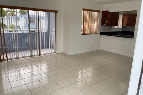 Condominio en alquiler en Miami, Florida, 2 dormitorios, 76.18 m2 № 1355178 - foto 1