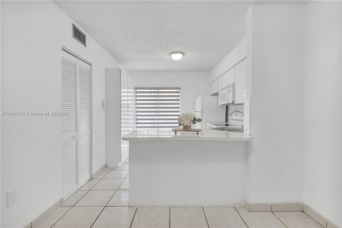 Condominio en venta en Hialeah, Florida, 2 dormitorios, 75.44 m2 № 1078242 - foto 5