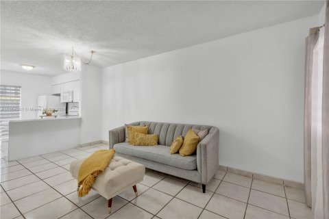Condominio en venta en Hialeah, Florida, 2 dormitorios, 75.44 m2 № 1078242 - foto 2