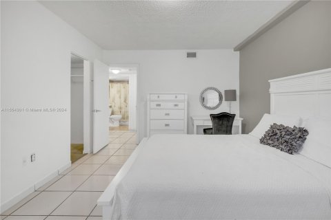 Condominio en venta en Hialeah, Florida, 2 dormitorios, 75.44 m2 № 1078242 - foto 14