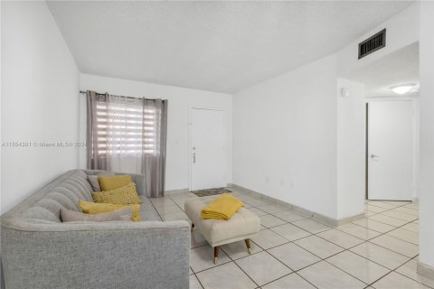 Condominio en venta en Hialeah, Florida, 2 dormitorios, 75.44 m2 № 1078242 - foto 9