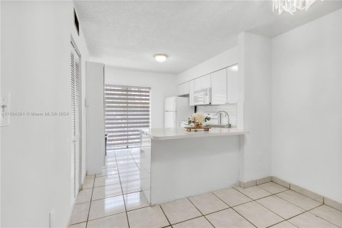 Condominio en venta en Hialeah, Florida, 2 dormitorios, 75.44 m2 № 1078242 - foto 4