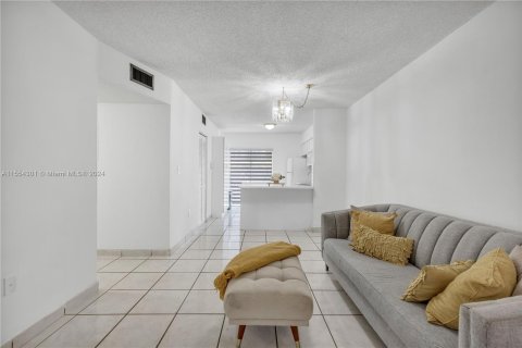 Condominio en venta en Hialeah, Florida, 2 dormitorios, 75.44 m2 № 1078242 - foto 3