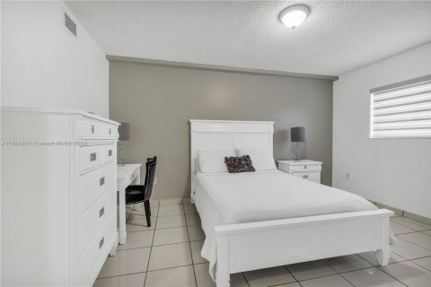 Condominio en venta en Hialeah, Florida, 2 dormitorios, 75.44 m2 № 1078242 - foto 12